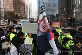 Ex-President Yoon arrives at court to attend criminal trial