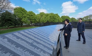 Veterans minister visits Korean War memorial wall
