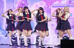 Press Conference Photos for UNIS’ Mini-Album ‘SWICY’