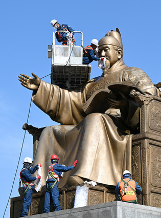 Cleaning King Sejong's statue