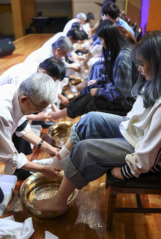 Professors wash students' feet
