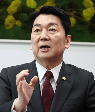 Presidential hopeful Ahn Cheol-soo