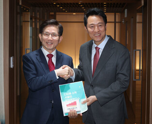 Conservative party's presidential hopeful meets Seoul mayor