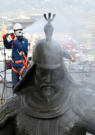 Cleaning legendary admiral's statue