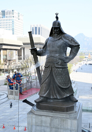 Cleaning legendary admiral's statue