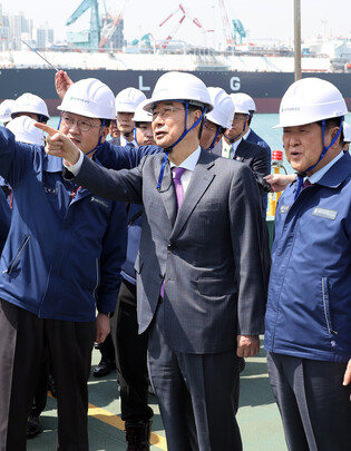 Acting president visits shipyard