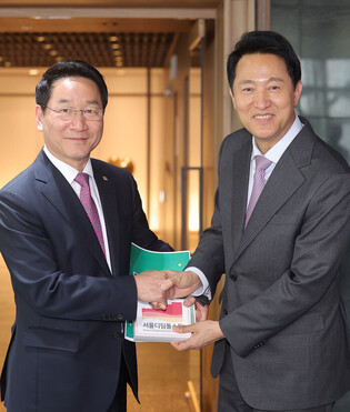 Conservative party's presidential hopeful meets Seoul mayor