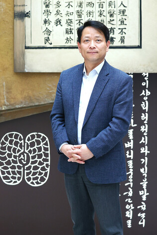 Head of Heo Jun Museum gives interview