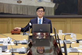 BOK holds key rate steady to shore up weak currency