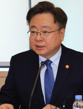 Welfare minister at pension fund committee meeting