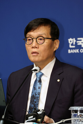 BOK holds key rate steady to shore up weak currency