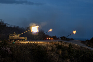 Army conducts nighttime live-fire drill