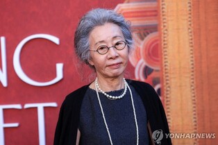 윤여정, 할리우드 신작 인터뷰서 "아들이 동성애자" 공개