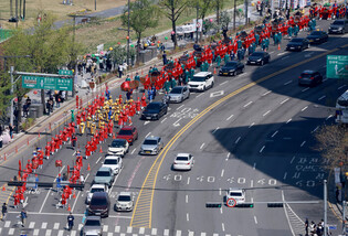Celebrating reopening of main hall of Jongmyo Shrine