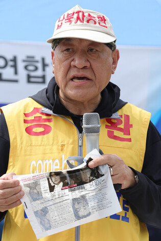 Abductee family group's leaflet campaign against N. Korea
