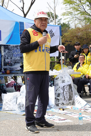 Abductee family group's leaflet campaign against N. Korea