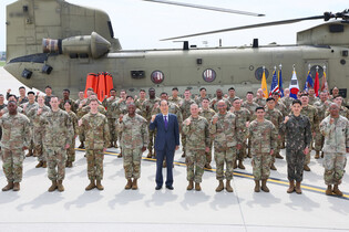 Acting president visits S. Korea-U.S. Combined Forces Command