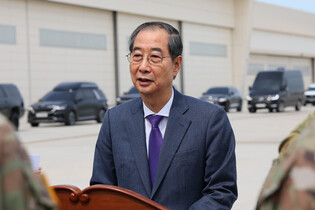 Acting president visits S. Korea-U.S. Combined Forces Command