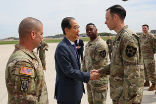 Acting president visits S. Korea-U.S. Combined Forces Command