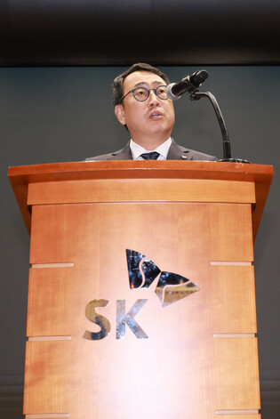 SK Telecom head apologizes over network hacking incident