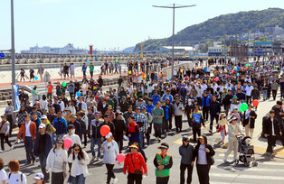 Vehicle-free road walking event