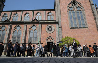 People pay tribute to late Pope Francis
