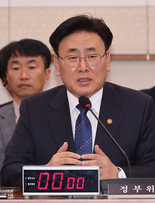 Science minister at parliamentary session