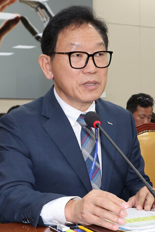 Science minister at parliamentary session