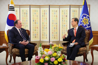 Acting president meets U.S. Navy secretary