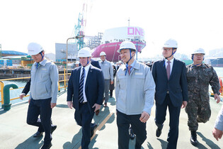 U.S. Navy secretary visits Hyundai shipyard