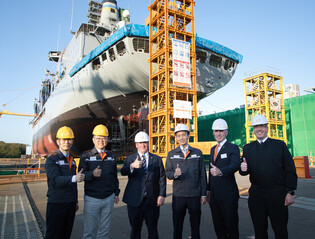 U.S. Navy secretary visits Hanhwa shipyard