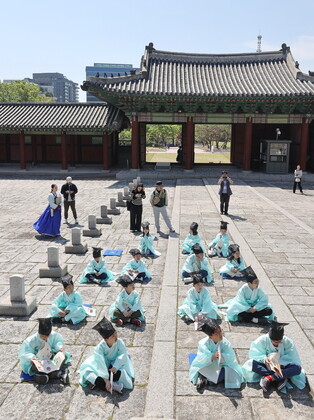 Kids experience Confucian scholar's life