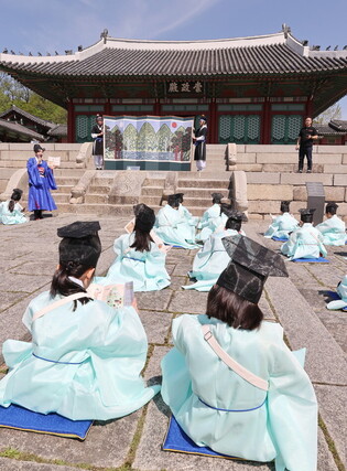 Kids experience Confucian scholar's life
