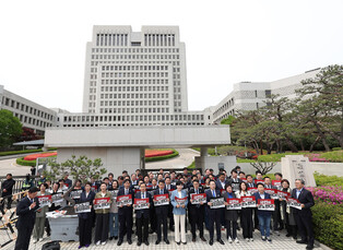 DP lawmakers' protest against Supreme Court