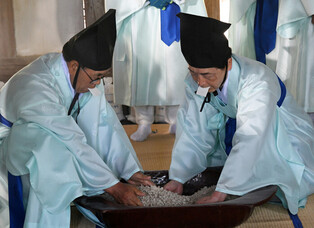 Sacred winemaking for Gangneung Dano Festival