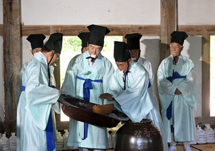 Sacred winemaking for Gangneung Dano Festival