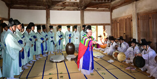 Sacred winemaking for Gangneung Dano Festival