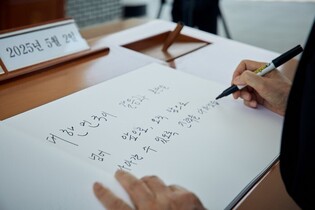 Ex-PM Han declares presidential bid