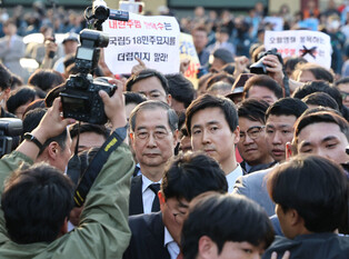 Ex-PM blocked from entering cemetery