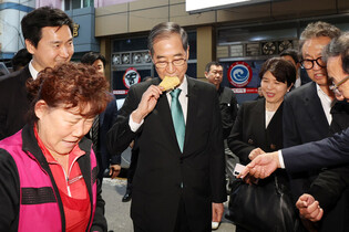 Ex-PM visits traditional market