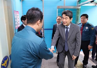 Acting president visits police substation