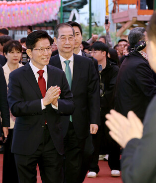 Presidential candidates at Buddha's birthday celebration