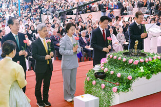 Presidential candidates at Buddha's birthday celebration