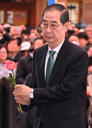 Presidential candidates at Buddha's birthday celebration