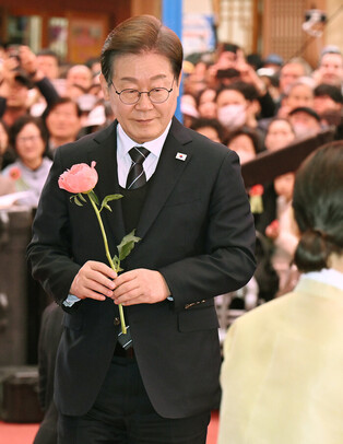 Presidential candidates at Buddha's birthday celebration