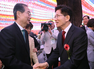 Kim-Han meeting at Buddha's birthday celebration