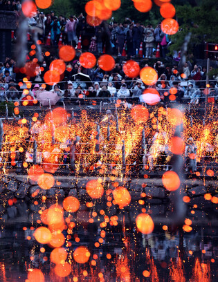 'Nakhwanori' fireworks folk game
