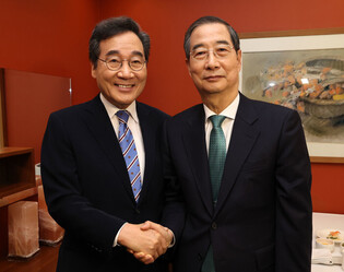 Preliminary presidential candidate meets ex-PM Lee