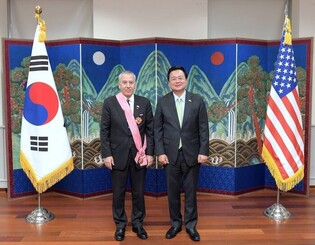 Ex-U.S. envoy receives S. Korean medal
