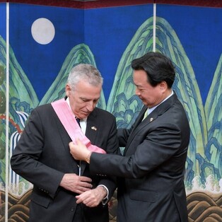 Ex-U.S. envoy receives S. Korean medal